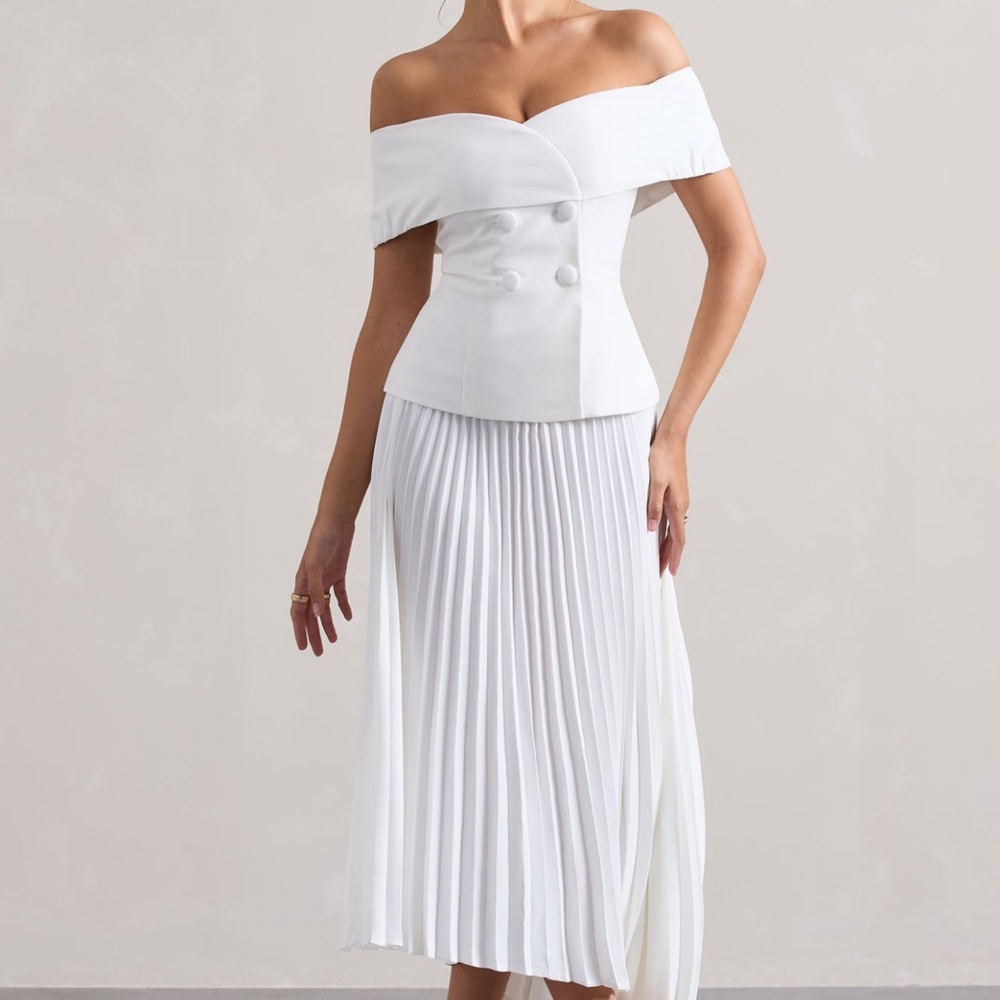 Elegant White Pleated Skirt